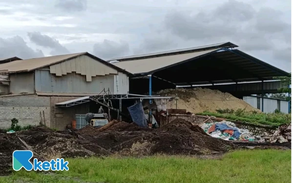 Thumbnail Berita - Izin Bermasalah, DLH Blitar Angkat Tangan: Warga Kendalrejo Tercekik Bau Pabrik Kotoran Ayam