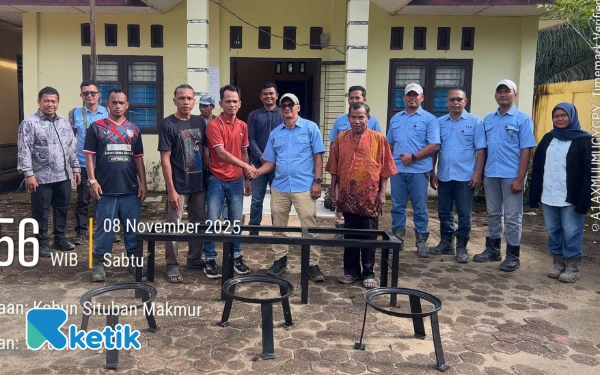 Thumbnail Berita - PT Delima Makmur Perbaiki Jalan 5 Km dan Serahkan Alat Masak Tradisional di Sintuban Makmur