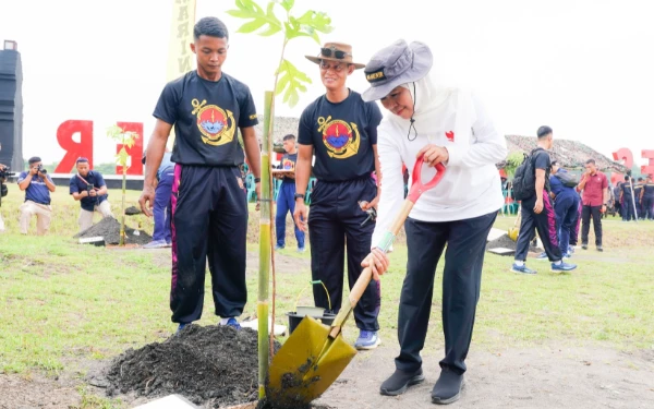 Thumbnail Berita - Gubernur Khofifah Hadiri Inagurasi Pasmar 2, Bersama TNI AL Tanam 1.000 Pohon dan Serahkan Bansos