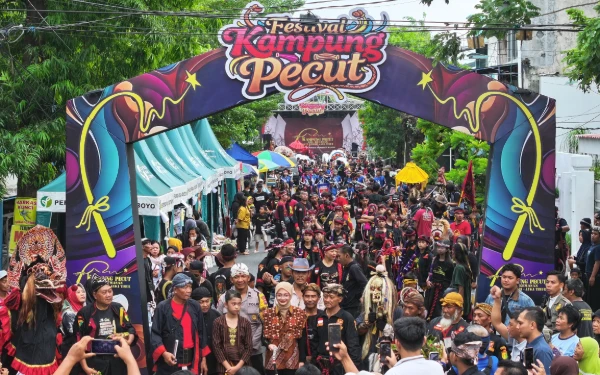 Thumbnail Berita - Wali Kota Kediri Mbak Vinanda Bangga Kediri Punya Festival Kampung Pecut: Harus Jadi Agenda Tahunan!