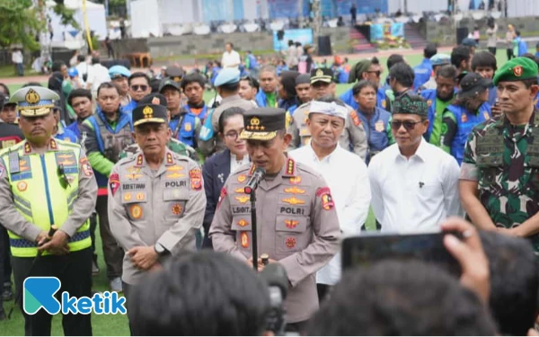 Thumbnail Berita - Diikuti 5.000 Pengemudi Ojol, Kapolri Pimpin Apel Ojol Kamtibmas Jawa Barat