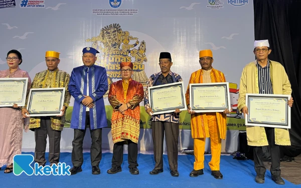 Thumbnail Berita - Wabup Helmi Umar Muchsin Terima Anugerah dari Balai Bahasa, Halsel Panen Apresiasi Literasi Budaya