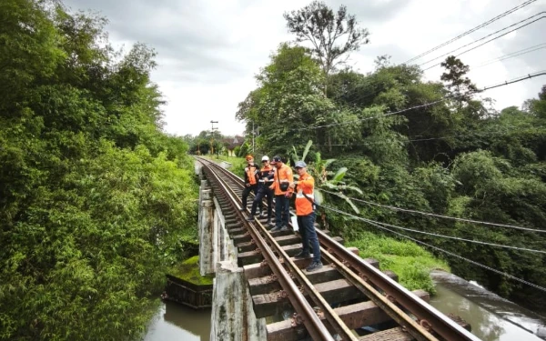 Thumbnail Berita - Antisipasi Dampak Cuaca Ekstrem, KAI Identifikasi Potensi Bahaya di Jalur Rawan Bencana Talun-Garum Blitar