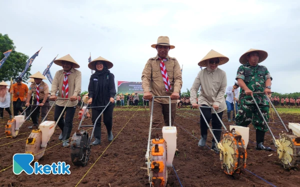Thumbnail Berita - Ketika Kader Pramuka Menanam Jagung Serentak di Green Farm Banyuwangi