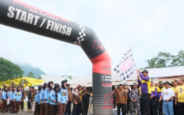 Thumbnail Berita - Peringati Hari Pahlawan, Ratusan Peserta Ikuti Napak Tilas Kejuangan di Pemalang