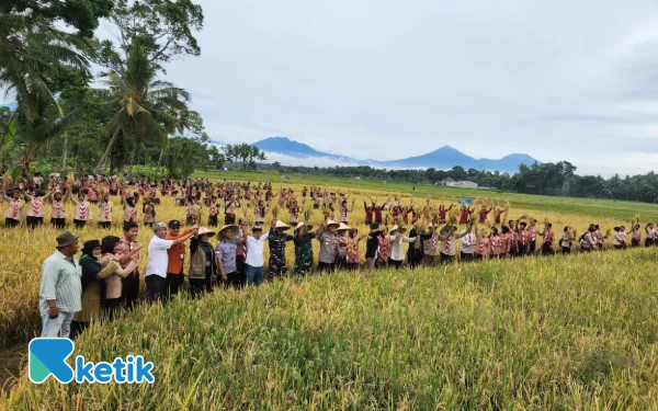 Thumbnail Pramuka Kwarda Jawa Timur yang dipimpin HM Arum Sabil menggelar Program Pramuka Produktif di di Green Farm Banyuwangi pada Minggu, 9 November 2025.  (Foto: Naufal Ardiansyah/Ketik.com)