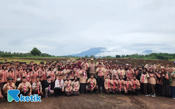 Thumbnail "Di sini adik-adik Pramuka memanen langsung padi yang ditanamnya. Mereka juga kembali menanam bibit jagung unggulan sebagai wujud Pramuka produktif di bidang ketahanan pangan," tutur HM Arum Sabil. (Foto: Naufal Ardiansyah/Ketik.com)
