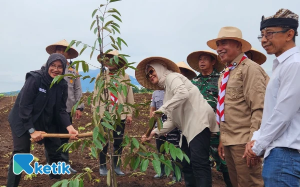 Thumbnail Bupati Banyuwangi Ipuk Fiestiandani Azwar Anas dan jajaran serta tokoh masyarakat lainnya hadir dalam acara ini.(Foto: Naufal Ardiansyah/Ketik.com)