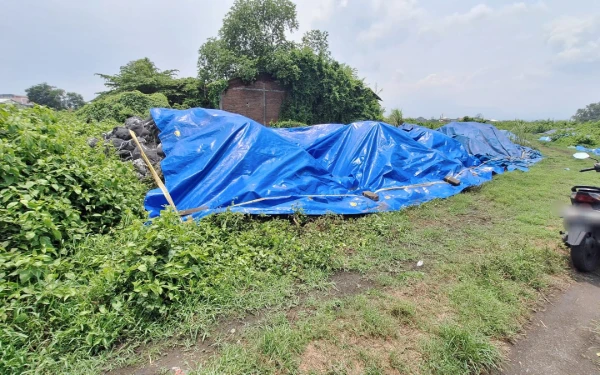 Thumbnail Berita - Heboh! 14 Tumpukan Abu Aluminium B3 Muncul di Mojokerto, DLH: Diduga dari Jombang