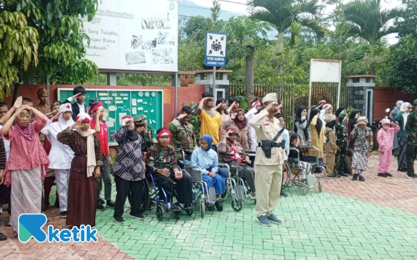 Thumbnail Berita - Pahlawan Teladanku: Siswa SLBN Bumiaji Ikuti Upacara Hari Pahlawan dengan Penuh Semangat