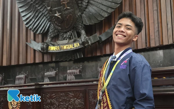 Thumbnail Berita - Asyraf Akmal Syaifullah Wakili Jawa Timur di Parlemen Remaja 2025: Pelajar Madura Tunjukkan Semangat Politik