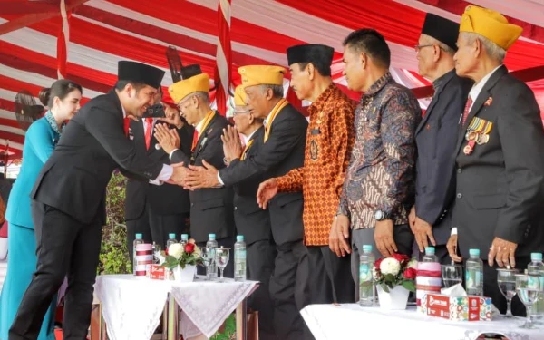 Thumbnail Berita - Wagub Emil Pimpin Upacara Hari Pahlawan Tahun 2025, Ajak Masyarakat Meneladan Nilai Perjuangan Pahlawan