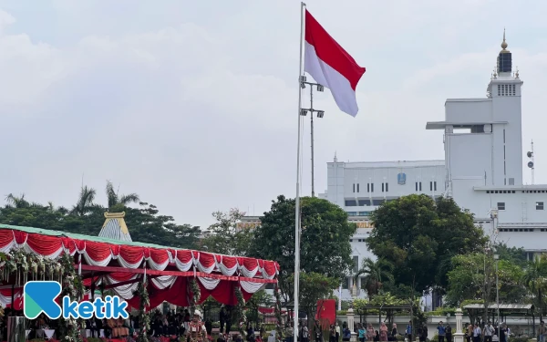 Thumbnail Berita - Peringatan Hari Pahlawan 2025 di Tugu Pahlawan Surabaya Berlangsung Khidmat