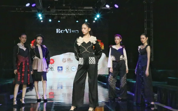 Thumbnail Berita - 2 Mahasiswi Ubaya Gelar Fashion Show, Tampilkan Konsep Moira dan Tranquil