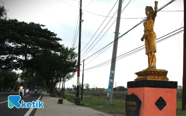 Thumbnail Marsinah yang dianugerahi Pahlawan Nasional pada Hari Pahlawan tahun ini 10 November 2025 merupakan aktivis dan pembela hak buruh kelahiran 10 April 1969 di Nglundo, Nganjuk, Jawa Timur.  (Foto: Rahmat Rifadin/Ketik.com)