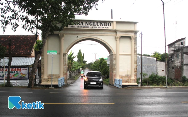 Thumbnail Gerbang desa kampung halaman Marsinah. Sekitar 500 meter dari gerbang itu Marsinah disemayamkan di pemakaman warga setempat.  (Foto: Rahmat Rifadin/Ketik.com)
