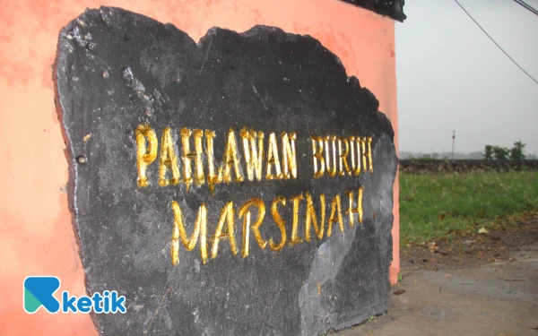 Thumbnail Sebelumnya Marsinah yang merupakan buruh bekerja di pabrik arloji di Porong, Sidoarjo, yaitu PT Catur Putra Surya (CPS) pada 1990-1993, bersama rekan-rekannya memprotes perusahaan karena tidak mematuhi instruksi Gubernur KDH TK I Jawa Timur dalam surat edaran No. 50/Th. 1992 yang berisi imbauan kepada pengusaha Jawa Timur untuk menaikkan gaji pokok karyawan sebesar 20 persen. (Foto: Rahmat Rifadin/Ketik.com)