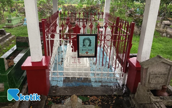 Thumbnail Ketik.com berziarah ke makam Marsinah pada Senin, 10 November 2025, tepat di hari penganugerahannya sebagai Pahlawan Nasional, tidak ada aktivitas sama sekali di makam tersebut. (Foto: Rahmat Rifadin/Ketik.com)
