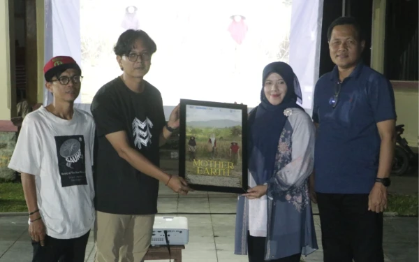 Thumbnail Berita - Termotivasi Film Sineas Lokal Mother Eart, Bupati Ini Siapkan Lahan Taman Mini  Empat Hektar