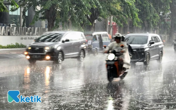 Thumbnail Berita - Waspada Hujan Disertai Petir di Surabaya Hari Ini! Perhatikan Imbauan BMKG