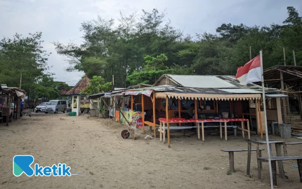 Thumbnail Berita - Dituding Bangun Warung Liar, Pedagang di Sisi Barat Pancer Dorr Angkat Bicara