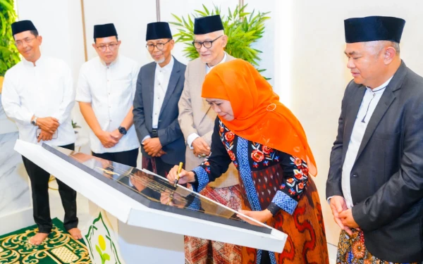 Thumbnail Berita - Khofifah Sebut Pesantren Al-Yasmin 'Antimainstream': Tempat Mencetak Santri Siap Jawab Dunia Digital