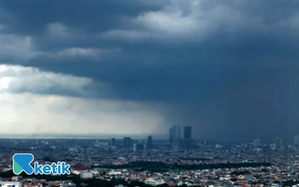 Thumbnail Berita - Kota Surabaya dan Bojonegoro Diprediksi Hujan Petir Hari Ini! Cek Daerahmu Sekarang