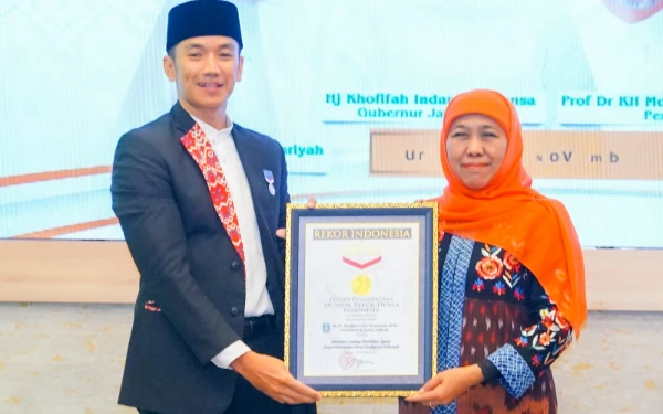 Thumbnail Berita - Indahnya Pertunjukan Drone Pesantren Al Yasmin Berujung Rekor MURI, Khofifah Dibuat Kagum