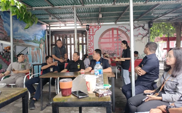 Thumbnail Berita - Sebelum Bertugas ke Salatiga, Ketua PN Bitung Silaturahmi dengan Wartawan