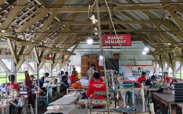 Thumbnail Berita - Lapas Pekalongan Garap Pesanan Seragam Sekolah, Bukti Pembinaan Bidang Konveksi Aktif