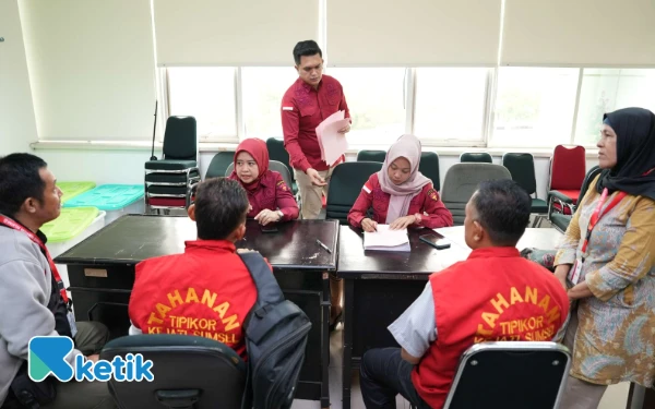 Thumbnail Berita - Kejati Sumsel Serahkan Dua Tersangka “Jaksa Gadungan” ke Jaksa Penuntut Umum