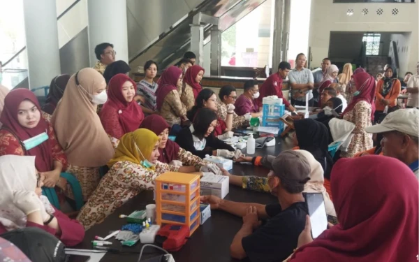 Thumbnail Berita - Berkah Ganda! Ratusan Jemaah Antusias Donor Darah di Masjid Al Akbar Surabaya