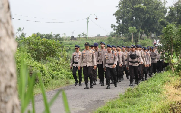 Thumbnail Berita - Peringati HUT ke-80, Polres Kediri Gelar Napak Tilas dan Bakti Sosial di Kecamatan Kandangan