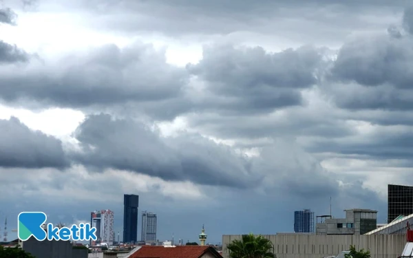 Thumbnail Berita - Cuaca Kota Surabaya 13 November 2025 Diprakirakan Hujan Petir, Pacitan Berkabur