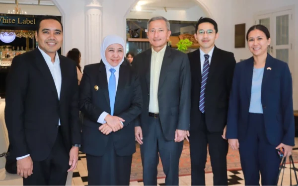 Thumbnail Berita - Khofifah Bahas Kerja Sama Strategis dengan Singapura ! Menlu Vivian Balakrishnan Terpukau Potensi Jawa Timur