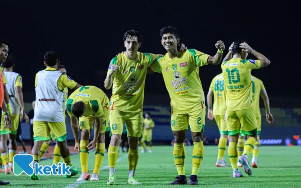 Thumbnail Berita - 2 Pemain Persebaya Absen Saat Lawan Arema FC, Eduardo Perez Tetap Optimis Raih Kemenangan