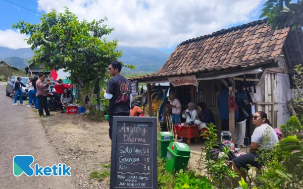 Thumbnail Warung Angling Dharma di Dusun Junggo, Desa Tulungrejo, Kecamatan Bumiaji, Kota Batu. (Foto: Sholeh/Ketik.com)