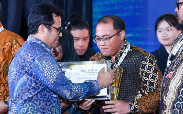 Thumbnail Berita - Kemendikdasmen Sabet Penghargaan AMH 2025, Jadi Motivasi Kuatkan Komunikasi Publik