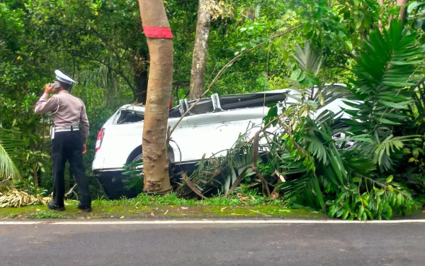Thumbnail Berita - Hiace Lepas Kendali di Jalan Menurun Buleleng, 5 Wisatawan China Tewas