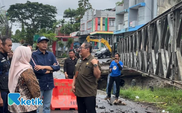 Thumbnail Berita - Wali Kota Malang Pantau Progres Pemasangan Jembatan Bailey Sonokembang, Minggu Depan Siap Digunakan