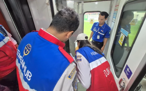 Thumbnail Berita - Pastikan Aman dan Nyaman, Tim DJKA Kemenhub Inspeksi Keselamatan dan Pelayanan KAI Daop 7 Madiun Jelang Libur Panjang Nataru