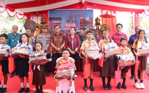 Thumbnail Berita - Di Kabupaten Buleleng, Ribuan Anak Kurang Mampu dan Disabilitas Diberi Perlengkapan Sekolah Gratis