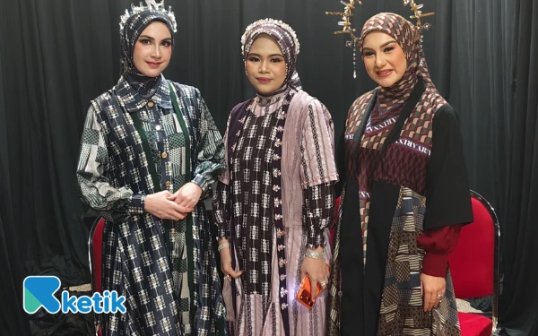 Thumbnail Berita - Anggunnya Arumi Bachsin dan Iris Bella Berjalan di Atas Panggung SFP 2025