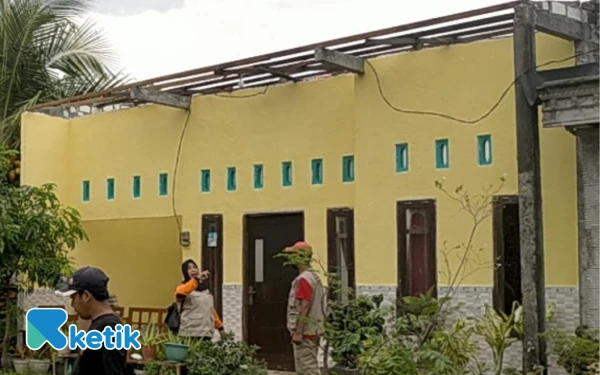 Thumbnail Berita - Hujan Deras Disusul Angin Puting Beliung Terjang Bungah, 62 Rumah dan 1 Sekolah Rusak Berat