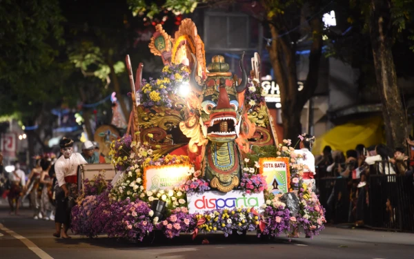 Thumbnail Berita - Dhoho Night Carnival 2025, Parade Glow Green Ramah Lingkungan yang Memukau Kediri
