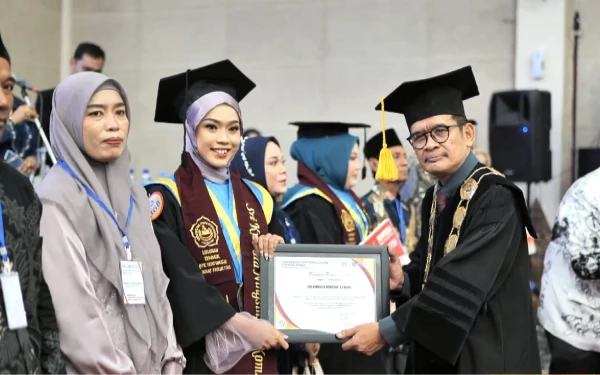 Thumbnail Berita - Kukuhkan 490 Wisudawan: Unirow Tegaskan Mutu, Integritas Akademik, dan Komitmen Pembangunan Berkelanjutan