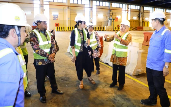 Thumbnail Berita - Gubernur Khofifah Kunjungi Tuas South Incineration Plant Singapura, Saksikan Teknologi Pengolahan Sampah Modern