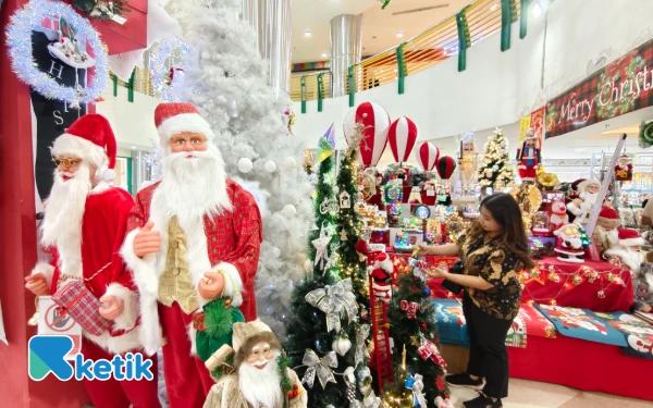 Thumbnail Berita - Perlengkapan Natal di Pasar Atom Surabaya Mulai Diserbu Pembeli, Pohon Natal Jadi Incaran
