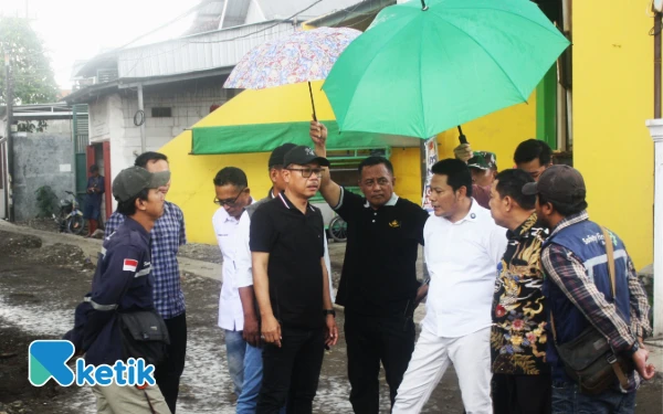 Thumbnail Berita - Bupati Sidoarjo Subandi Koreksi Betonisasi Jalan Kureksari; Kades Bantu Lancarkan Proyek, Warga Bersyukur