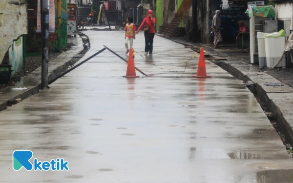 Thumbnail Berita - Pinggiran Jalan Beton Protol di Tambak Rejo Sidoarjo, Konsultan Pengawas Kena Tegur Keras